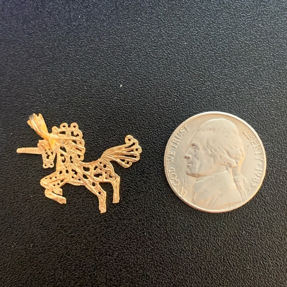 Vintage 14k unicorn charm. Filigree & Diamond cut design. Whimsical charm - Picture 5 of 7